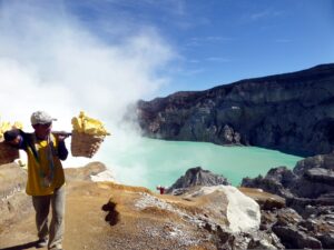 górnicy na Kawah Ijen