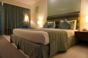 Wiele osób może zastanawiać się jak wygląda sprzątanie pokoju w hotelu