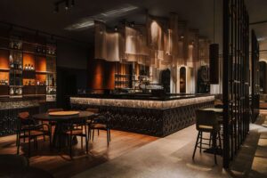 Meble gastronomiczne – funkcjonalność, trwałość i estetyka w lokalach gastronomicznych